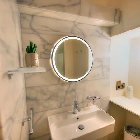 Stylish & Traditional 1 Bedroom Ddem1-1 *